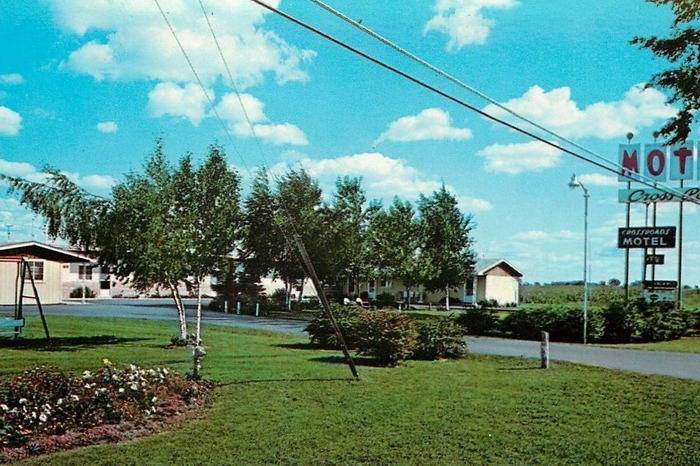 Clare Michigancrossroads Motel (newer photo)